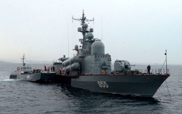 Россия перебрасывает корабли Черноморского флота из Севастополя в другие порты Крыма