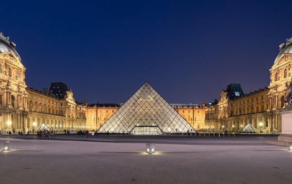 Хватило четырех минут: что известно о резонансном "ограблении года" в Лувре