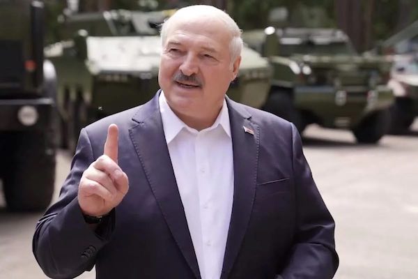 В начале вторжения РФ в Украину Лукашенко готовился бежать в Польшу, - журналист
