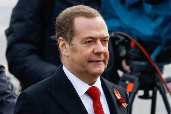 Путин через Медведева заявил о вечной войне России против Украины и назвал ее “смертельно опасной“