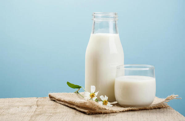 Можно ли подогревать молоко в микроволновке: Комаровский дал ответ