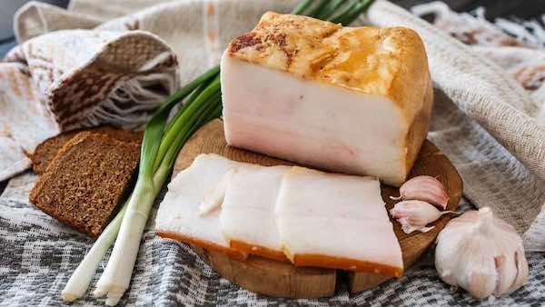 Почему нельзя есть сало с чесноком и сколько можно употреблять в день: ответ диетолога Почему нельзя есть сало с чесноком и сколько можно употреблять в день: ответ диетолога