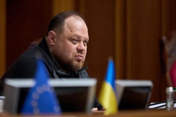 Стефанчук ответил на жалобы депутатов относительно не выпуска их за границу