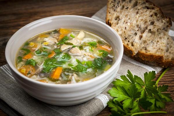 Диетолог объяснил, правда ли куриный суп помогает при болезнях