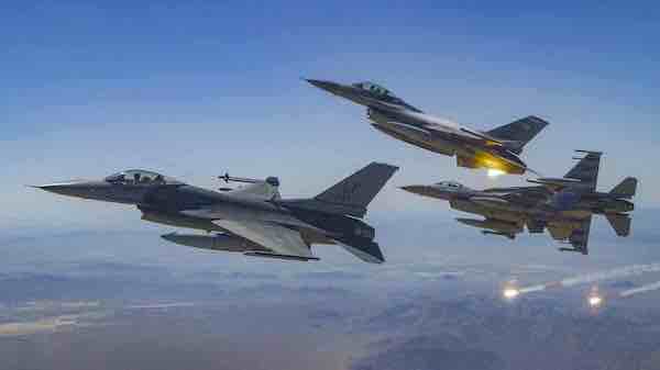 В Румынию прилетели первые истребители F-16 для Украины