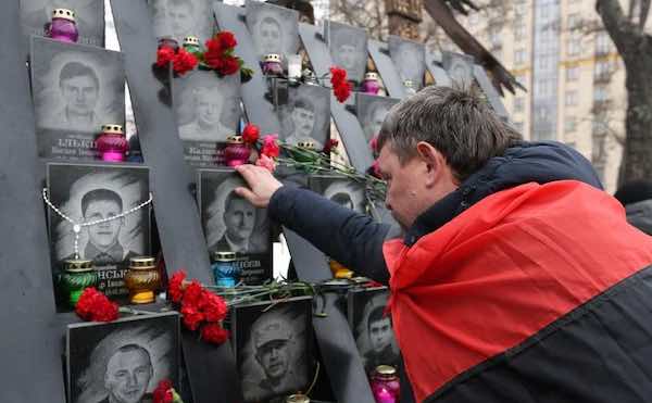 Самому младшему было 17: Украина в десятый раз чтит память Героев Небесной Сотни