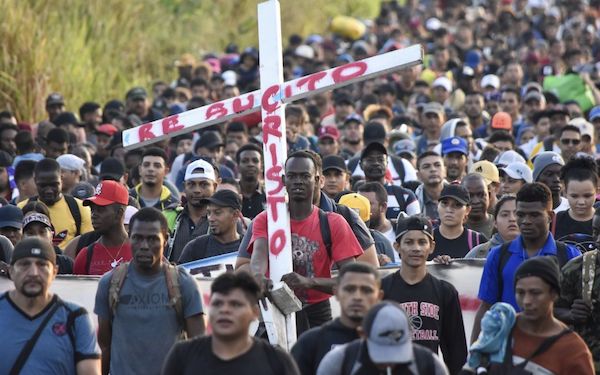 В США через Мексику пешком направляются тысячи мигрантов: от чего они бегут