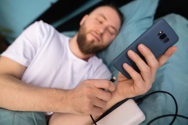 Что будет, если спать рядом с телефоном: негативные последствия не заставят себя ждать