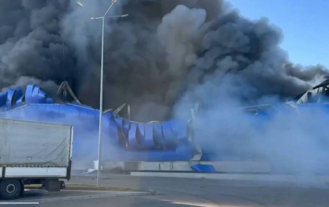 Под удар в Киевской области попал "Эпицентр", вспыхнул масштабный пожар