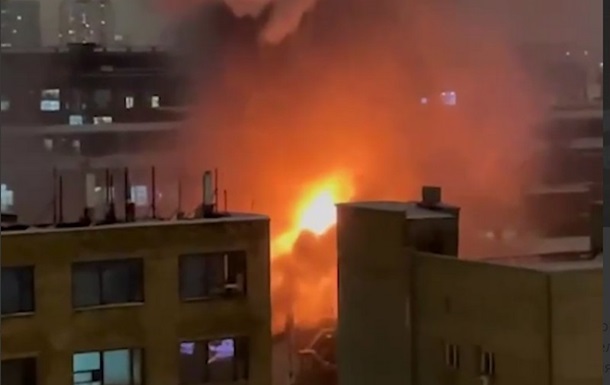 В Москве в центре города загорелся завод