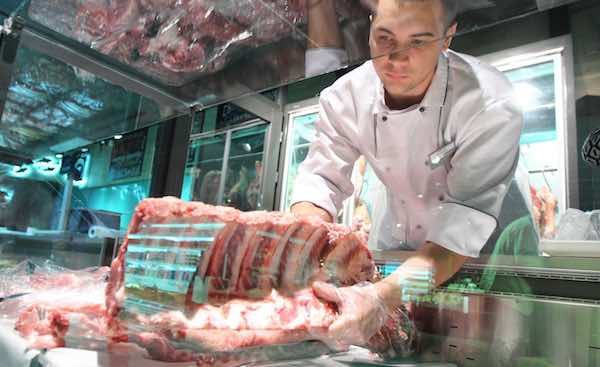 Мясо и молочка среди рекордсменов. Как изменились цены на продукты в Украине за год