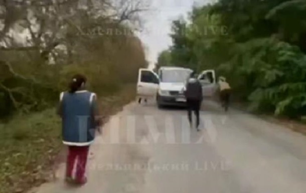 В Хмельнитчине произошла стычка между женщинами и сотрудниками ТЦК