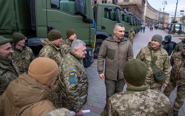 Община Киева передала 241-й бригаде 20 новых грузовых автомобилей, - Кличко