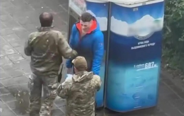 В Харькове сотруднику ТЦК объявили подозрение в избиении мужчины В Харькове сотруднику ТЦК объявили подозрение в избиении мужчины