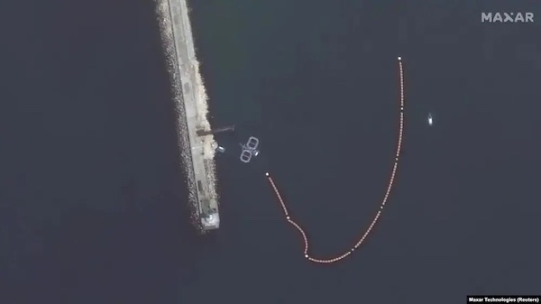Шторм в Крыму: боевые дельфины покинули черноморский флот