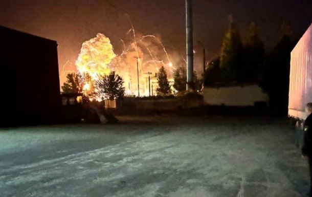 Российские паблики сообщают о взрывах в районе аэропорта Брянщины Российские паблики сообщают о взрывах в районе аэропорта Брянщины