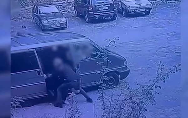 Полицейские избили мужчину возле ТЦК в Киеве (Видео)