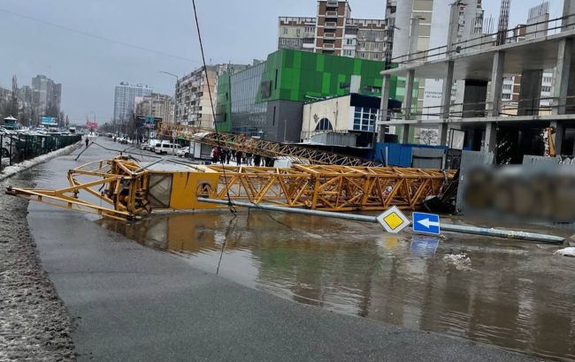 В Киеве упал строительный кран и повредил трубопровод: затопило улицу, движение перекрыто