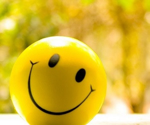 Как улыбка улучшает настроение: 4 механизма работы мозга