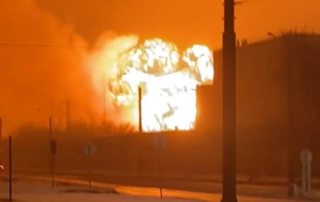 Две "пожарки" и шесть "скорых". На заводе в Челябинске мощный взрыв, но у РФ все "по плану"