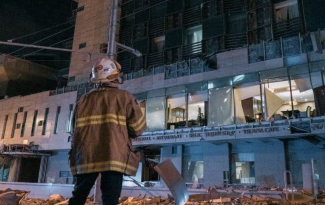 Удар по центру Харькова: поврежден отель Kharkiv Palace и жилой дом, 20 пострадавших