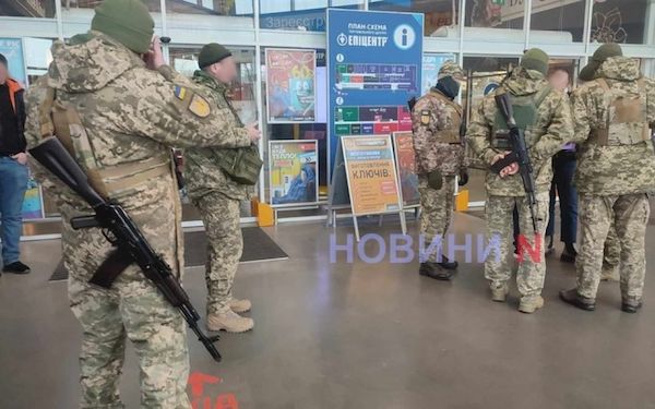 В Николаеве сотрудники ТЦК устроили рейд "Эпицентром": что известно