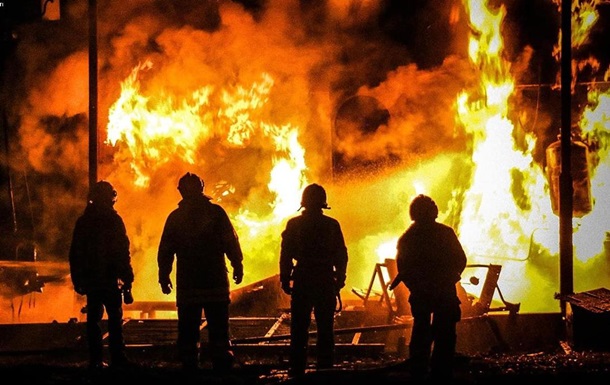 В российском городе Омск пылает огонь на складе