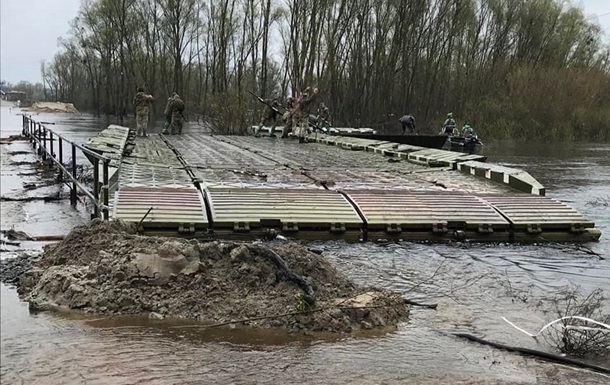 ВСУ вместе с властями навели понтонную переправу в Иванкове - Наев