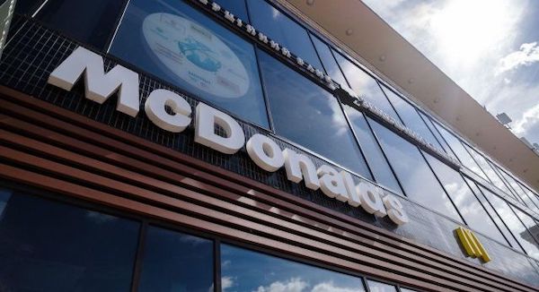 McDonald's сократит зарплаты своим сотрудникам: кого коснется