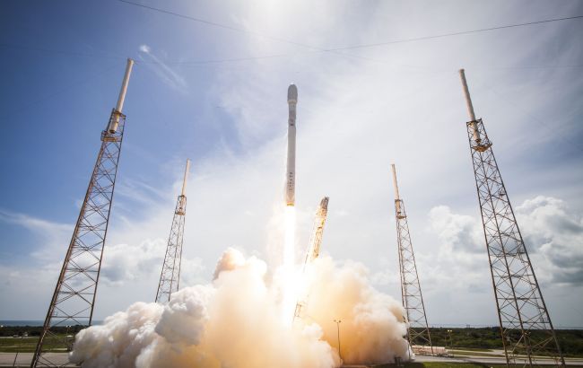 SpaceX анонсировала запуск ракеты Falcon 9: доставит трех космонавтов на МКС