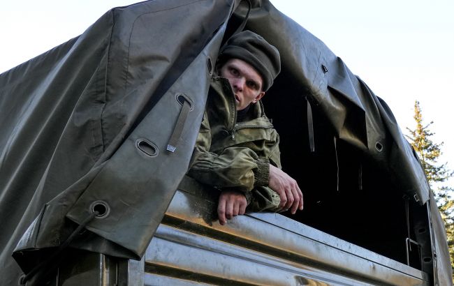 Войска РФ продолжают окапываться в Крыму: роют траншеи вдоль дорог (фото)