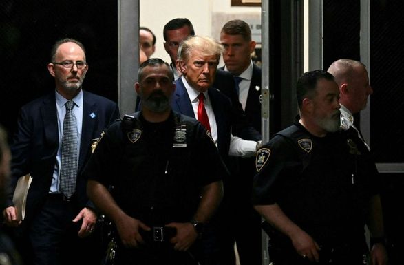 Трамп не признал себя виновным, покинул здание суда и направился во Флориду