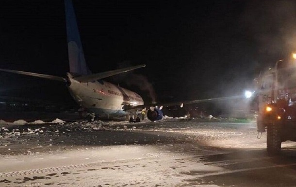 В России самолет застрял в сугробах