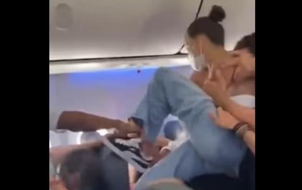 В Бразилии женщины устроили эпичную драку в самолете (видео)
