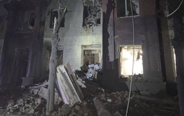 Россияне обстреляли многоэтажку в Запорожье: есть погибшие и раненые