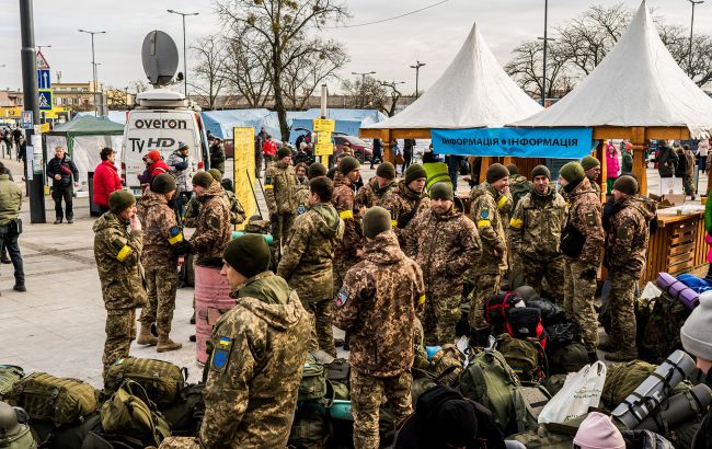 Военный комиссар объяснил, почему повестки вручают на улице и блокпостах