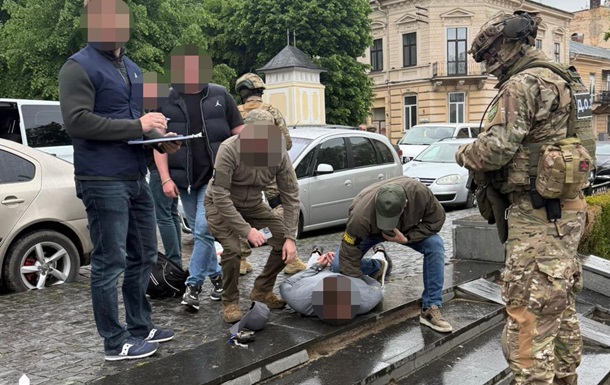На Буковине задержали правоохранителя за организацию схемы для уклонистов На Буковине задержали правоохранителя за организацию схемы для уклонистов