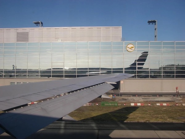 Крупнейший авиаперевозчик Германии отменил 90% своих рейсов по всей Европе: что произошло