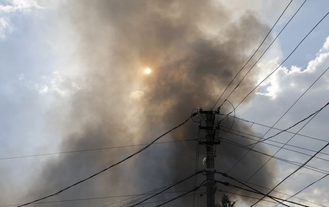 В Донецке сообщают об обстреле: над городом поднимается дым (видео)