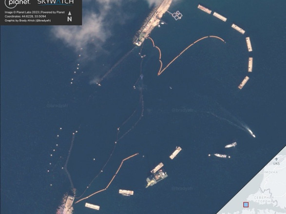 Оккупанты устанавливают заграждения на входе в Севастопольскую бухту: появился спутниковый снимок