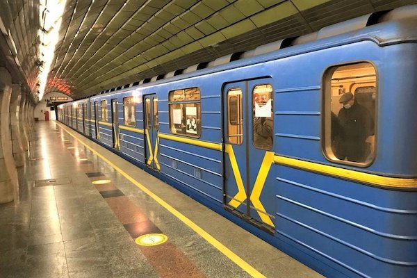 В Киеве изменят график работы метро, торговых центров и ресторанов с 26 марта